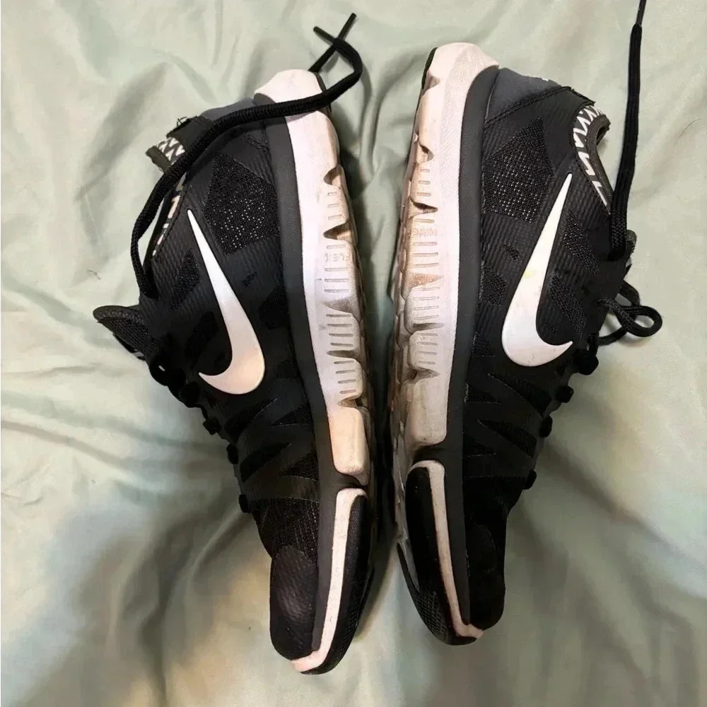 NIKE women’s black and white nike with chevron lining size 8 gently worn